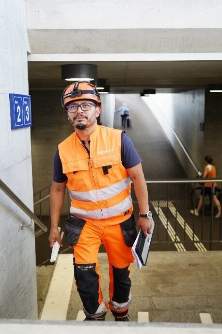 Jairon Roldán, fundador de InFe, en obra ferroviaria