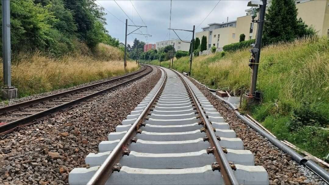 Vía férrea suiza recién renovada, vista desde la plataforma