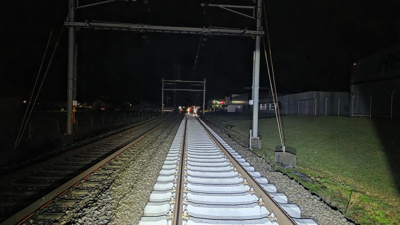 Vista de vía terminada durante intervalo nocturno de trabajo